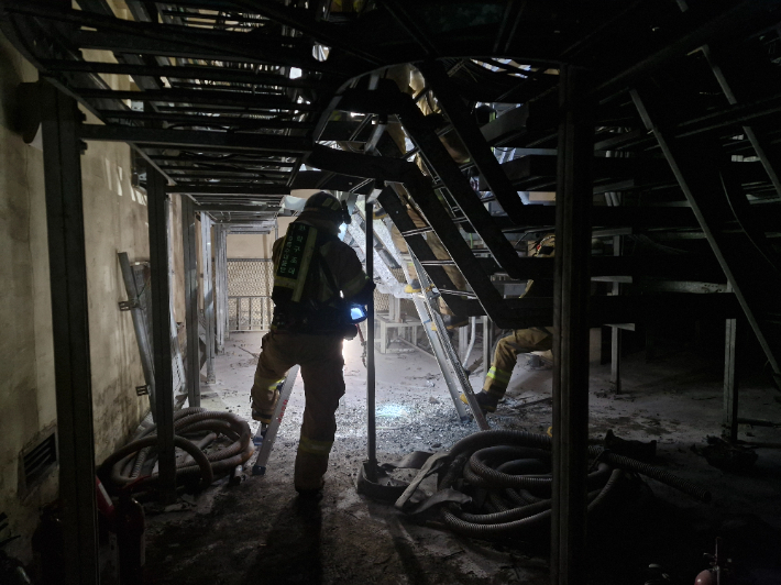 28일 오후 4시 25분쯤 전북 군산시 소룡동의 한 철강제조공장 전기실에서 불이 나 51분 만에 진화됐다. 전북소방본부 제공