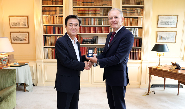 김태흠 충남지사(왼쪽)가 에어리퀴드사에서 준비한 기념품을 전달받고 있다. 충남도 제공