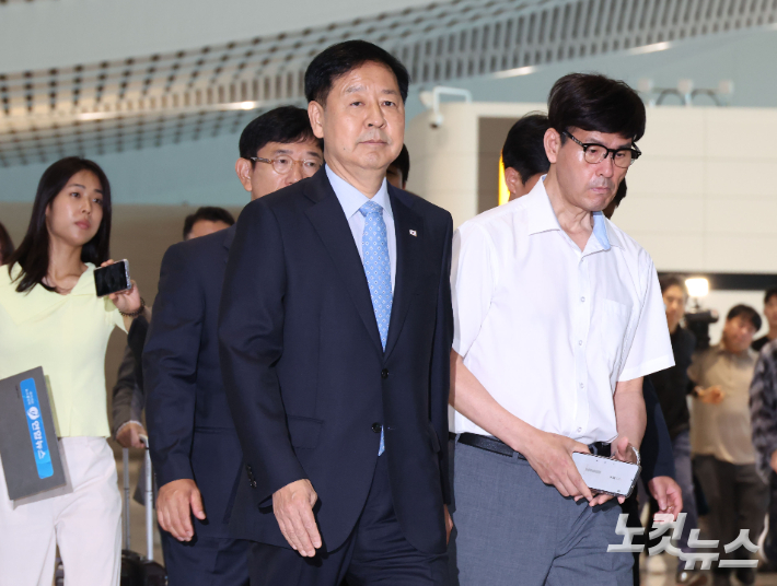 스콧 베선트 미국 재무장관과 면담하기 위해 워싱턴DC로 향하는 구윤철 부총리 겸 기획재정부 장관이 29일 오전 인천국제공항 제2여객터미널에서 이동하고 있다. 인천공항=황진환 기자