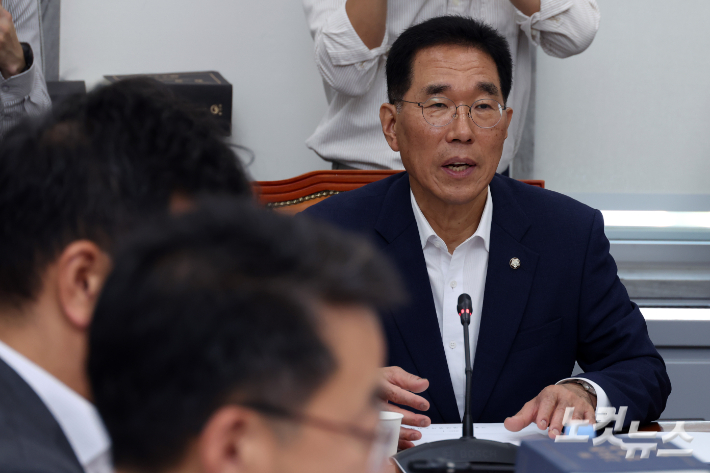 김주영 국회 환경노동위원회 소위원장이 28일 서울 여의도 국회에서 열린 '노란봉투법(노동조합 및 노동관계조정법 2·3조 개정안)' 관련 제1차 고용노동법안심사소위원회에서 발언을 하고 있다. 윤창원 기자