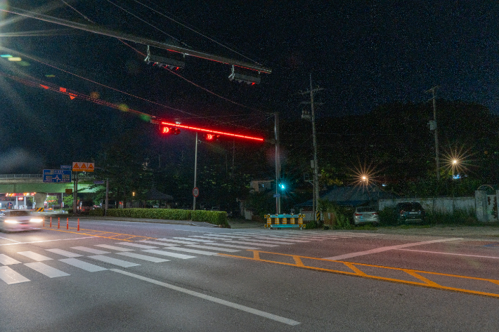 차량신호등 가로지지대 전체에 불빛이 켜진 모습. 강릉시 제공