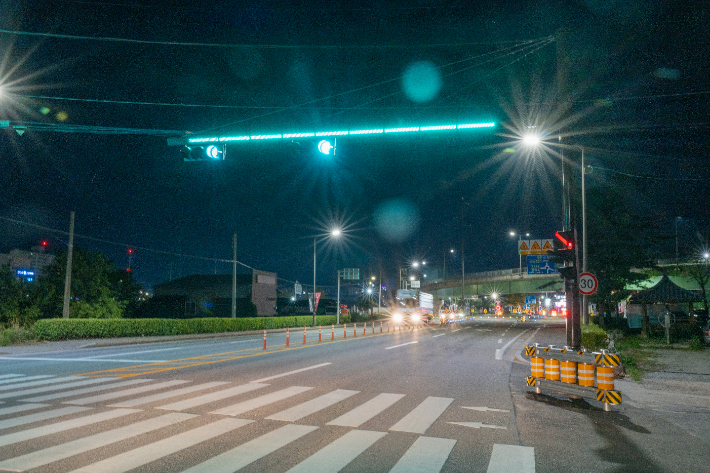 차량신호등 가로지지대 전체에 불빛이 켜진 모습. 강릉시 제공