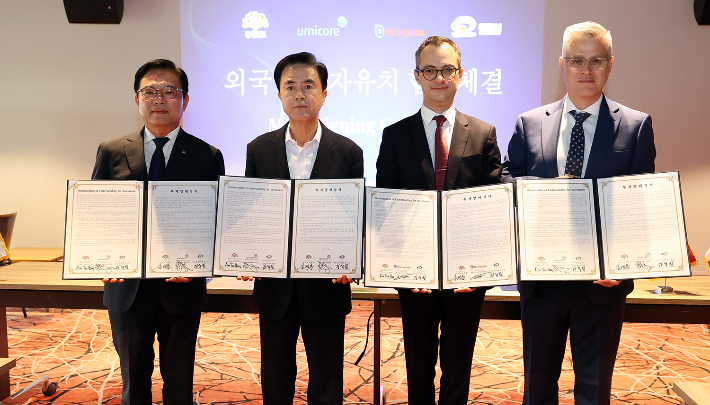 충남도와 천안시, 기업 관계자들이 협약을 체결한 뒤 기념촬영을 하고 있다. 충남도 제공