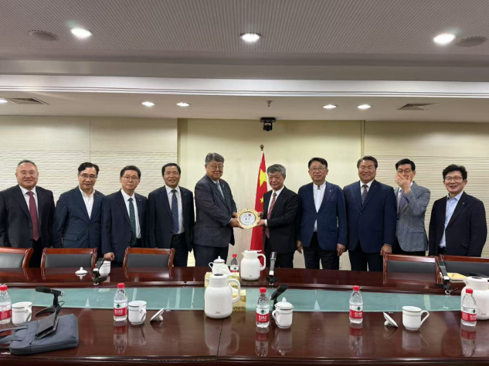 한교총 대표회장단은 28일 중국 난징에 위치한 금릉셔허신학교(난징연합신학교)를 찾아 중국 기독교 지도자인 우웨이 목사를 만났다. 한교총 제공