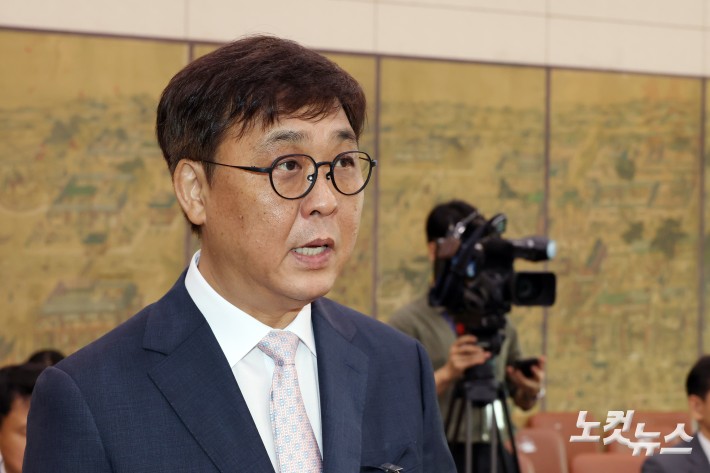 최휘영 문화체육관광부 장관 후보자가 29일 서울 여의도 국회 문화체육관광위원회에서 열린 인사청문회에서 모두발언을 하고 있다.