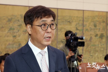 최휘영 문화체육관광부 장관 후보자가 29일 서울 여의도 국회 문화체육관광위원회에서 열린 인사청문회에서 모두발언을 하고 있다.