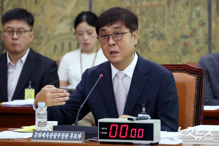 최휘영 문화체육관광부 장관 후보자가 29일 서울 여의도 국회 문화체육관광위원회에서 열린 인사청문회에서 의원 질의에 답변을 하고 있다.