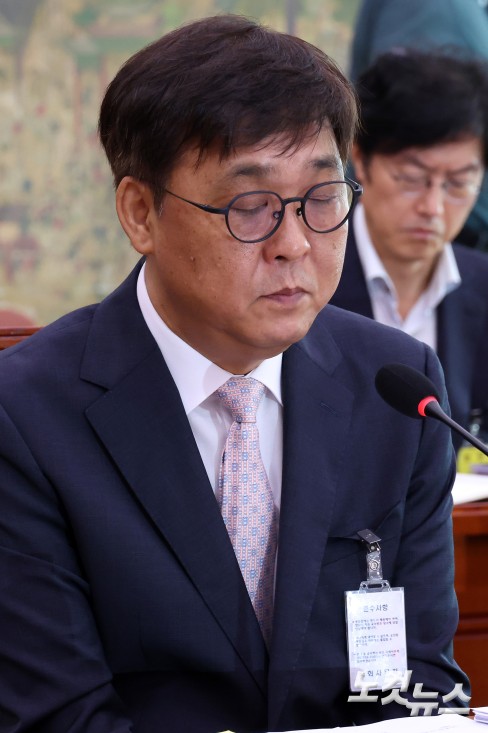 최휘영 문화체육관광부 장관 후보자가 29일 서울 여의도 국회 문화체육관광위원회에서 열린 인사청문회에서 생각에 잠겨있다.