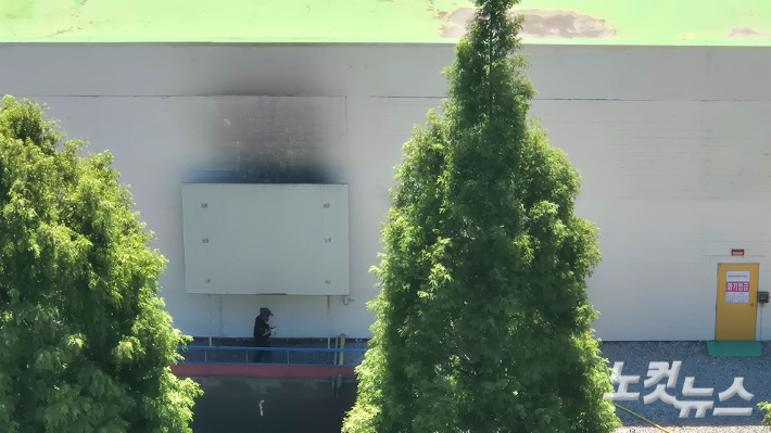 28일 밤 11시 20분쯤 전남 영암군 HD현대삼호 지하 변전소에서 불이 나 건물 외벽이 검게 그을렸다. 한아름 기자