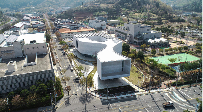 진주실크박물관. 진주시청 제공