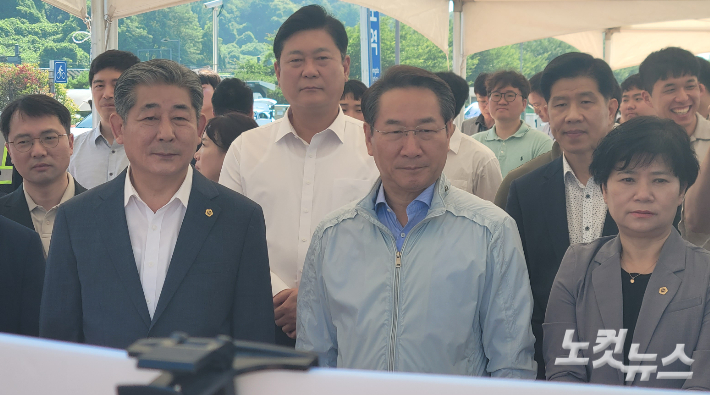 정해권(왼쪽) 인천시의회 의장과 유정복(가운데) 인천시장 등이 인천발 KTX 개통 사업 관련 현황설명을 청취하고 있는 모습. 박창주 기자