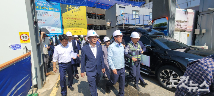공사 관계자들과 송도역 일대 현장을 살피고 있는 유 시장. 박창주 기자