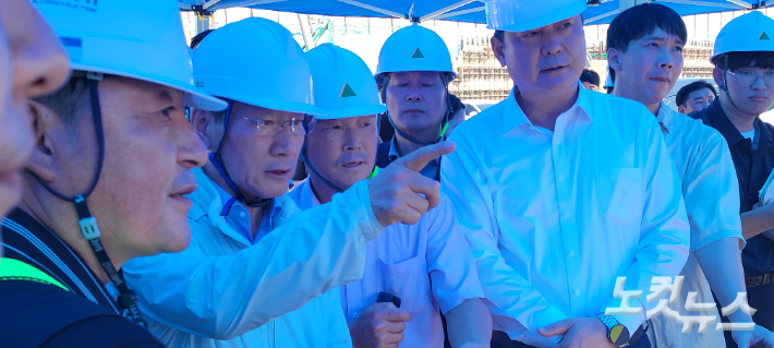 유정복 시장이 폭염 속 공사현장 노동자들의 휴게 현황 등을 점검하고 있다. 박창주 기자