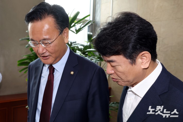 논의하는 여야 원내수석부대표