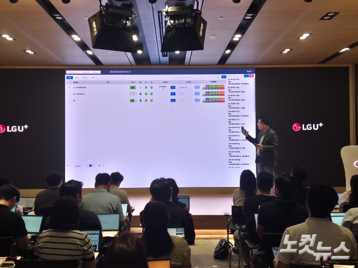 홍관희 LG유플러스 정보보안센터장이 휴대전화 해킹 과정을 무대에서 시연하고 있다. 정석호 기자