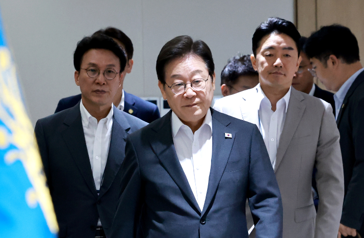 이재명 대통령이 29일 서울 용산 대통령실 청사에서 열린 국무회의에 김민석 국무총리, 강훈식 대통령비서실장과 함께 입장하고 있다. 연합뉴스