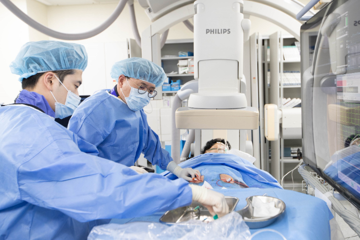 TAVI 시술 중인 삼성창원병원 심장혈관센터 박용환 센터장. 삼성창원병원 제공