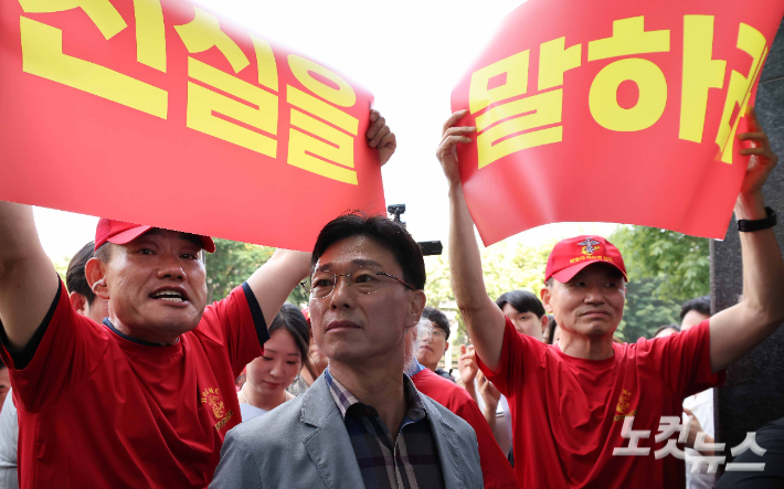 29일 업무상과실치사상 사건 신속 결정 요청서 제출을 위해 서울 서초구 순직해병특검을 방문한 임성근 전 해병대 1사단장이 해병대예비역연대 회원들의 항의를 받으며 출입문으로 향하고 있다. 이날 임 전 사단장은 특검 사무실에 출입하지 못하고 문 앞에 나온 직원에게 서류만 제출한 뒤 발길을 돌렸다. 박종민 기자