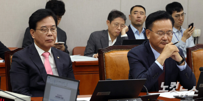 29일 서울 여의도 국회에서 열린 운영위원회 전체회의에서 민의힘 송언석 비상대책위원장 겸 원내대표(왼쪽)와 유상범 원내수석부대표가 생각에 잠겨있다. 윤창원 기자