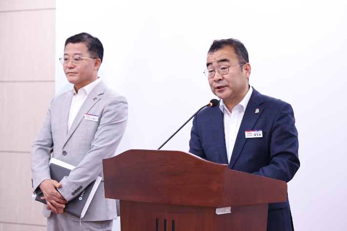 박일동 문화체육국장 브리핑. 경남도청 제공 