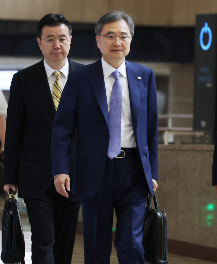 29일 일본을 방문하는 조현 외교부 장관이 서울 강서구 김포국제공항에서 출국하고 있다. 연합뉴스