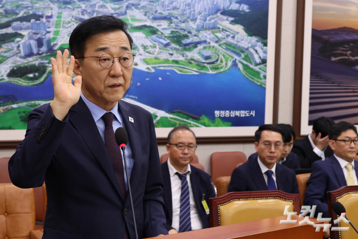 김윤덕 국토교통부 장관 후보자가 29일 서울 여의도 국회 국토교통위원회에서 열린 인사청문회에서 선서를 하고 있다. 윤창원 기자