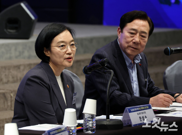 한성숙 중소벤처기업부 장관이 29일 오후 서울 여의도 중소기업중앙회에서 열린 '중소기업단체 소통 간담회' 에 참석해 인사말 하고 있다. 황진환 기자