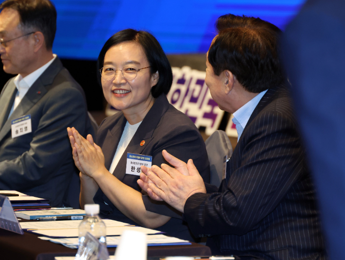 한성숙 중소벤처기업부 장관(왼쪽)이 29일 오후 서울 여의도 중소기업중앙회에서 열린 '중소기업단체 소통 간담회' 에 참석해 김기문 중소기업중앙회장과 인사나누고 있다. 황진환 기자