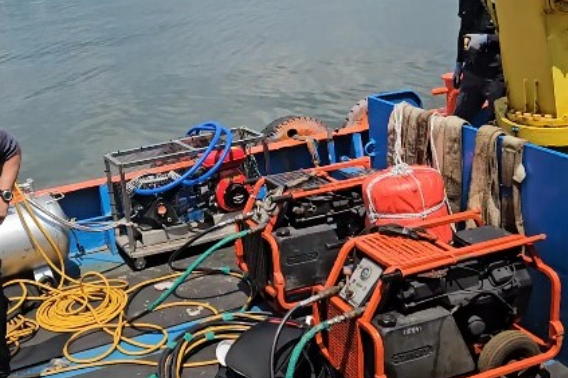 작업선 위 기계장비. 사망 잠수사 유족 제공