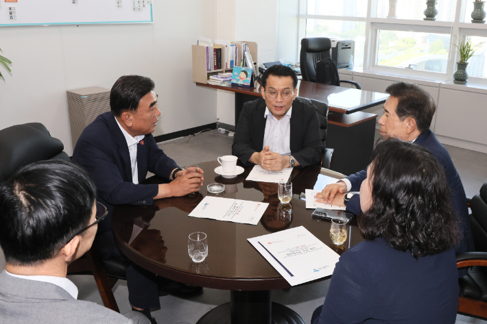 김두겸 울산시장이 29일 정부세종청사를 방문해 행정안전부 한순기 지방재정경제실장에게  보통교부세 산정지표 개선 등을 건의했다. 울산시 제공