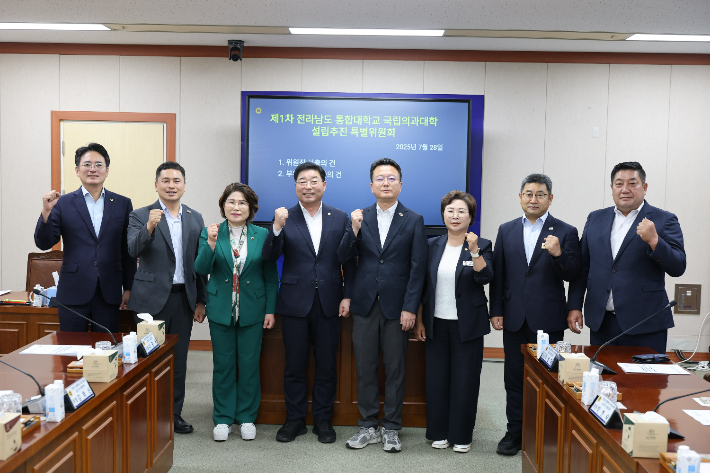 전라남도의회 전라남도 통합대학교 국립의과대학 설립 지원 특별위원회가 28일 첫 회의를 개최하고, 신민호 의원(더불어민주당·순천 6), 최선국 의원(더불어민주당·목포 1)을 공동위원장으로 선출했다. 전남도의회 제공