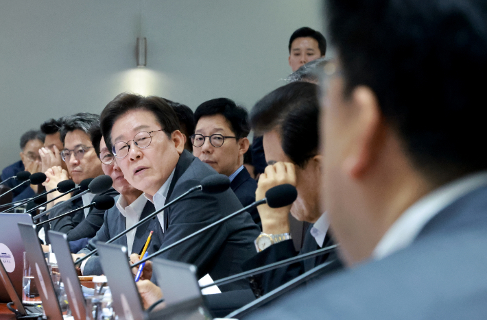이재명 대통령이 29일 서울 용산 대통령실 청사에서 열린 국무회의에서 국무위원들과 중대재해 근절대책 토론을 하며 김병환 금융위원장의 발언을 듣고 있다. 연합뉴스
