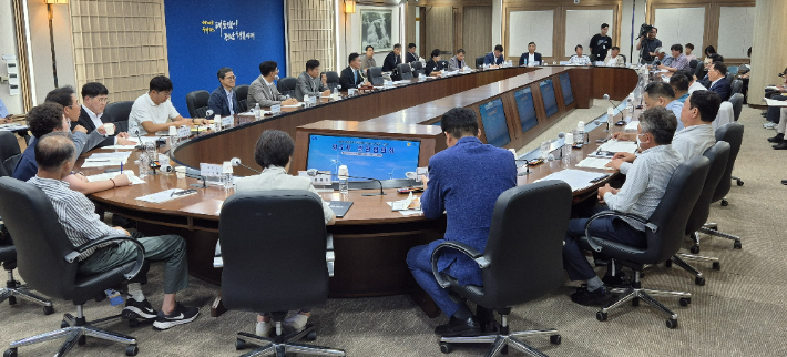 전라남도는 신안 해상풍력 집적화단지 추진을 위한 제5차 민관협의회를 지난 28일 도청에서 개최해 공동 접속 설비 구축 방안 등을 논의했다. 전라남도 제공