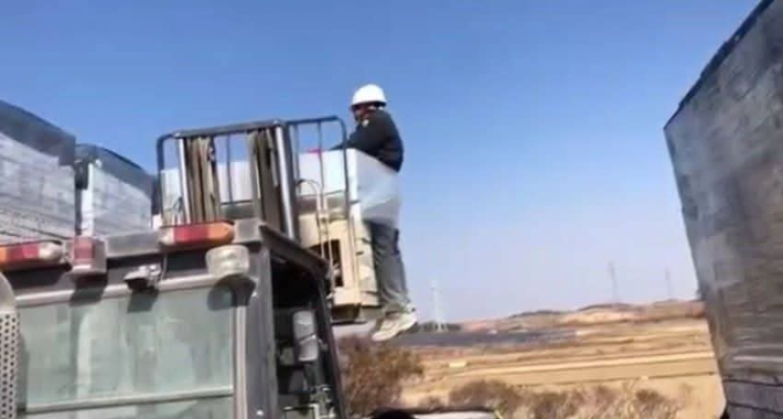 스리랑카에서 온 이주노동자 A씨가 2월 26일 정오 전남 나주의 한 공장에서 화물에 결박당하고 지게차로 들어 올려지는 상황. 전남이주노동자인권네트워크 제공