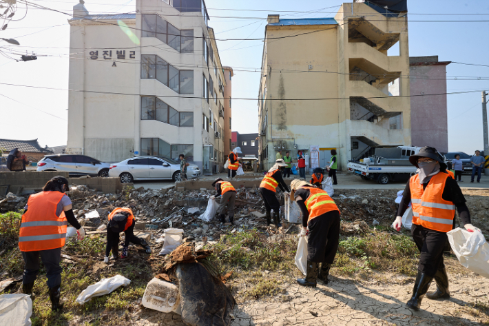 NST 직원들이 아산 염치읍 일대에서 수해복구 봉사활동을 벌이고 있다. NST제공
