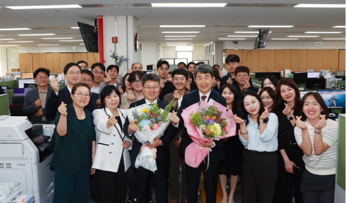 이주호, 2년 9개월 만에 퇴임…"변화 일궈 내기 쉽지 않아"