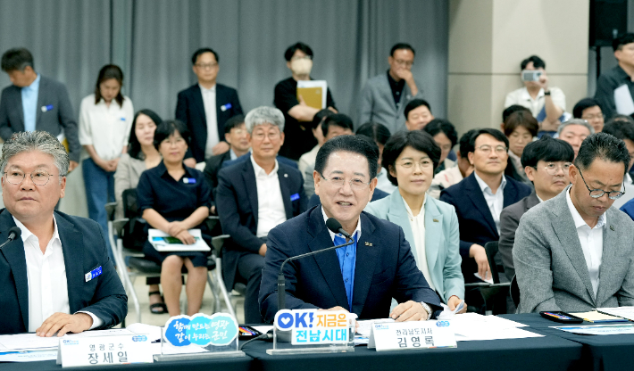김영록 전라남도지사가 29일 영광군청에서 열린 '영광군 정책비전 투어' 행사에서 인사말을 하고 있다. 전라남도 제공 
