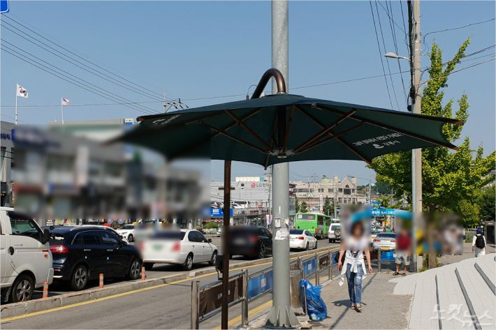 폭염에 대비한 스마트 그늘막. 전영래 기자