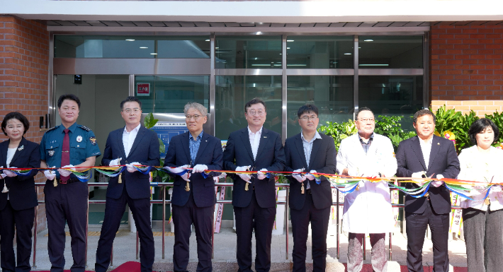 명창환 전남도 행정부지사 등이 29일 강진의료원에 문을 연 '전남 남부 해바라기 센터' 테이프커팅을 하고 있다. 전라남도 제공 
