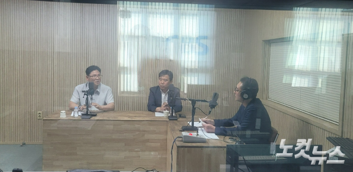 왼쪽부터 국민의힘 유상용 충북도의원, 민주당 이상식 충북도의원, 김종현 앵커. 충북CBS