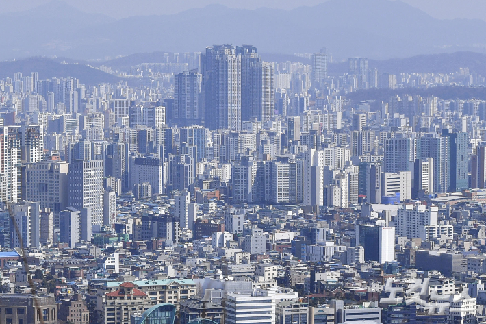 서울 남산에서 바라본 도심에 기업들이 밀집해 있다. 류영주 기자