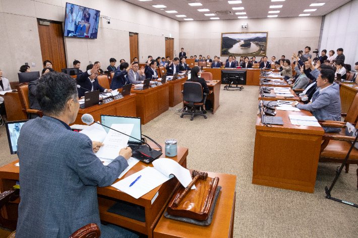 29일 국회에서 열린 농림축산식품해양수산위 전체 회의에서 여야 의원들이 '농수산가격안정제 도입'을 핵심으로 하는 농안법과 양곡법을 처리하고 있다. 연합뉴스