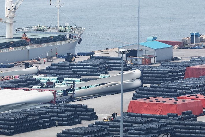 7일 경기도 평택항에 철강 제품이 쌓여 있는 모습. 연합뉴스