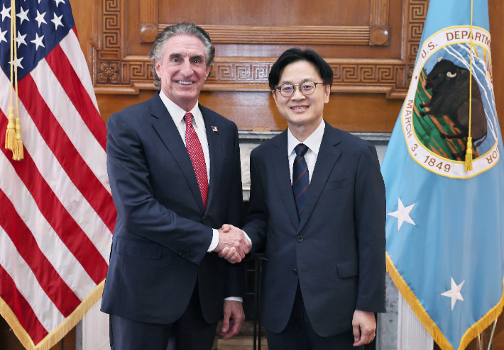 김정관 산업통상자원부 장관이 24일(현지시간) 미국 워싱턴 DC에서 더그 버검 미국 백악관 국가에너지위원회 위원장과 면담에 앞서 악수를 하고 있다. 산업통상자원부 제공