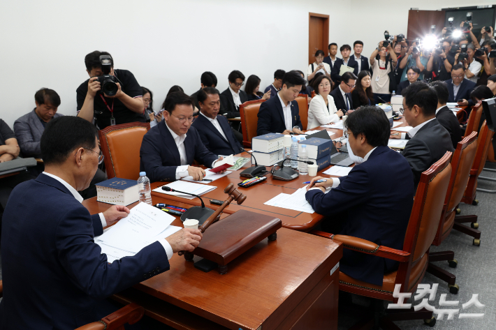 김주영 국회 환경노동위원회 소위원장이 28일 서울 여의도 국회에서 열린 '노란봉투법(노동조합 및 노동관계조정법 2·3조 개정안)' 관련 제1차 고용노동법안심사소위원회에서 의사봉을 두드리고 있다. 윤창원 기자