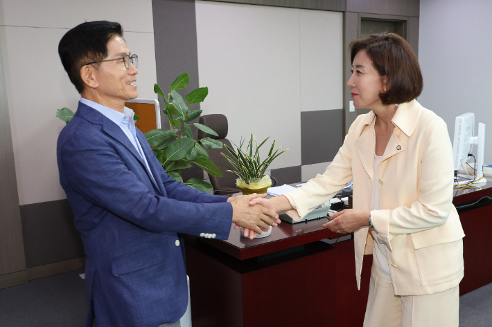 김문수 후보가 29일 서울 여의도 국회 의원회관에서 나경원 의원과 만나 악수하고 있다. 연합뉴스