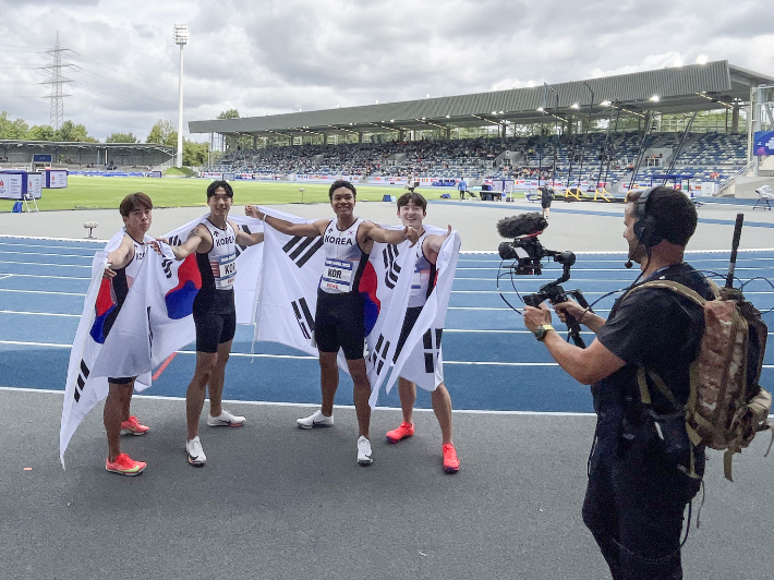지난 27일(한국시간) 독일 보훔 로르하이데 스타디움에서 열린 U대회 육상 남자 400ｍ 계주 결선에서 우승한 한국 선수들이 기념 촬영을 하고 있다. 왼쪽부터 김정윤, 이재성, 나마디 조엘진, 서민준. 대한육상연맹 제공