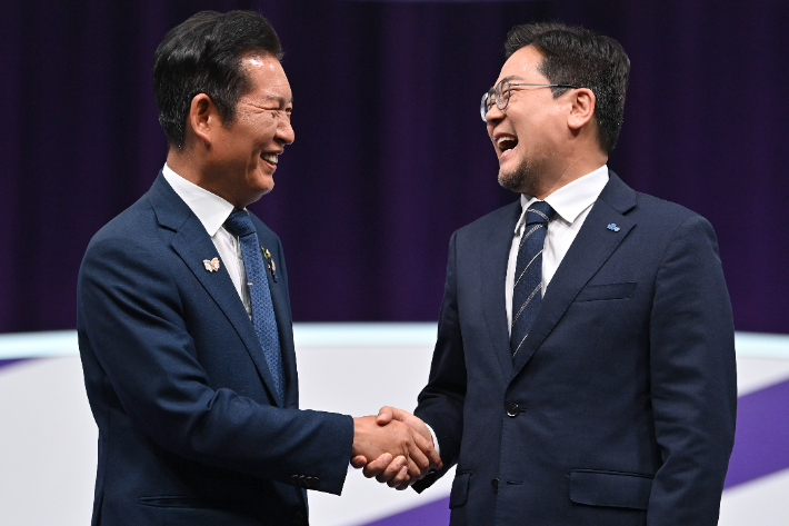 더불어민주당 정청래 · 박찬대 당대표 후보들이 29일 오후 서울 마포구 MBC에서 열린 TV토론회에 참석해 기념촬영을 하고 있다. 국회사진기자단