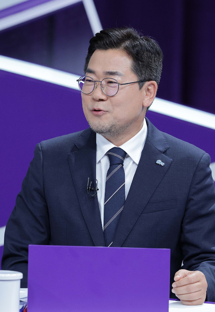 더불어민주당 박찬대 당대표 후보가 29일 오후 서울 마포구 MBC에서 열린 TV토론회에 참석해 발언하고 있다. 국회사진기자단