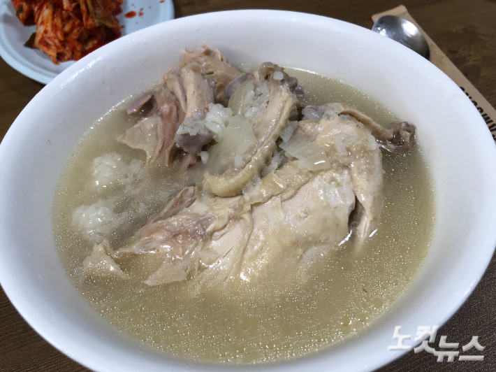 서울 서현교회(담임목사 이상화) 여름 농어촌선교팀이 지난 29일 경북 안동 도진리 마을회관에서 마을 어르신들을 위해 삼계탕을 준비했다. 장세인 기자.